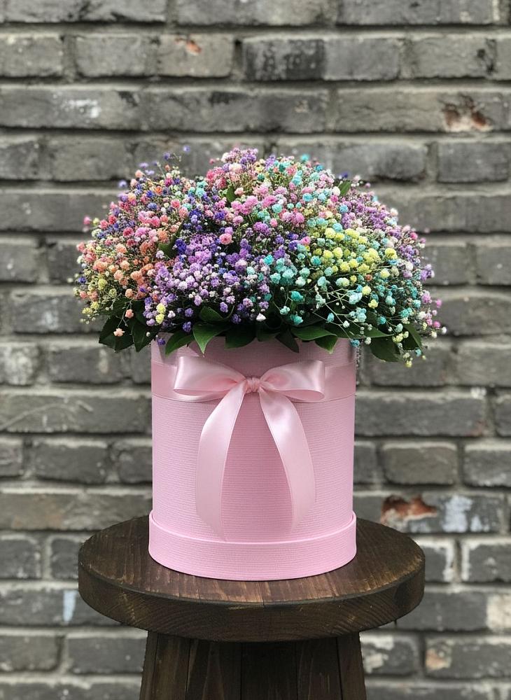 Цветочная композиция из Гипсофила и Розы в шляпной коробке в Старое