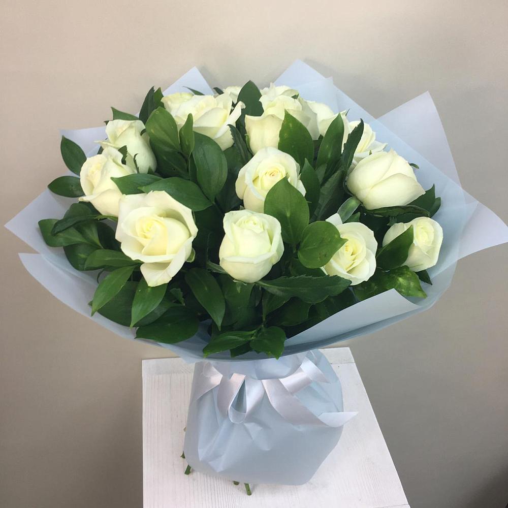Букет 15 Белых роз Проуд в Старое