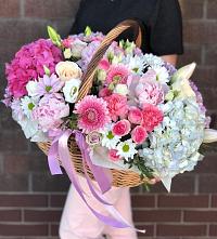 Композиция солнечный день в Старое Цветочная композиция из Розы, Хризантемы, Пионы и Лизиантусы в корзине в Старое