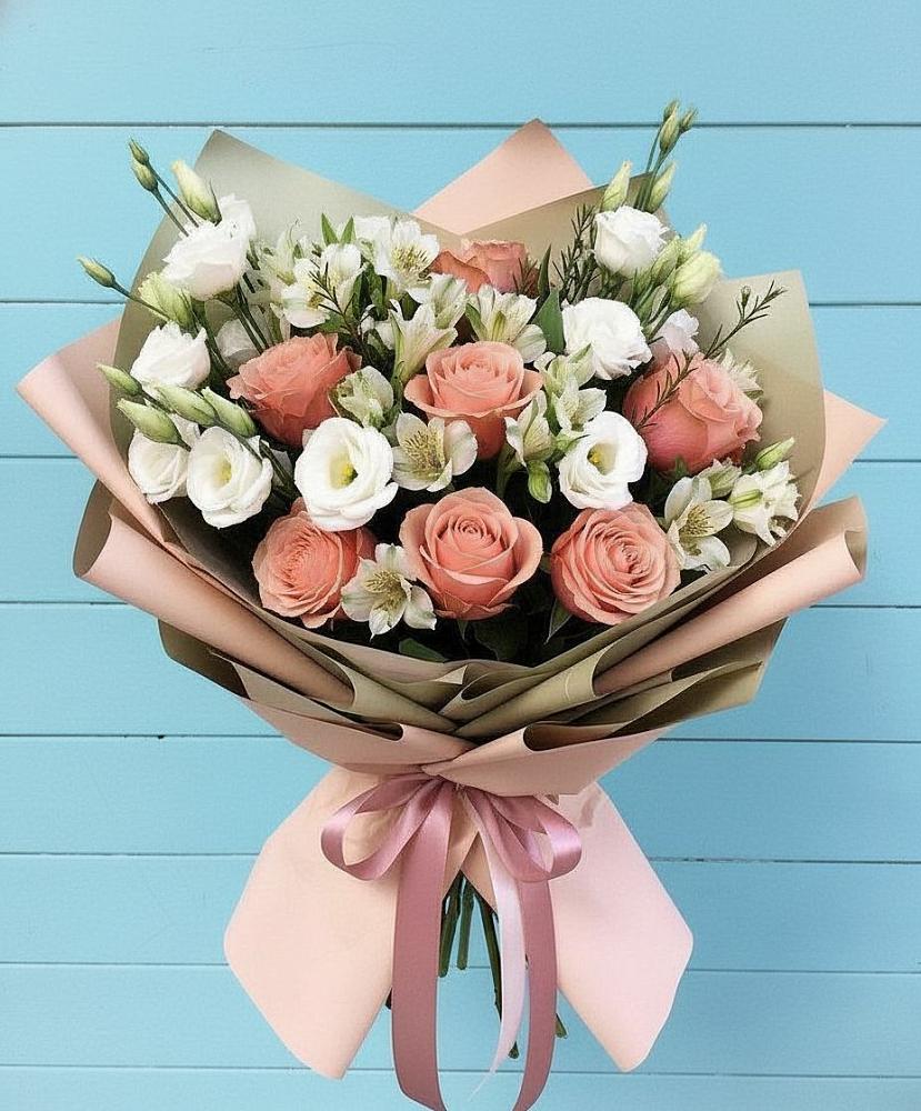 Букет цветов из: Розы, Альстромерии и Лизиантусы в Старое