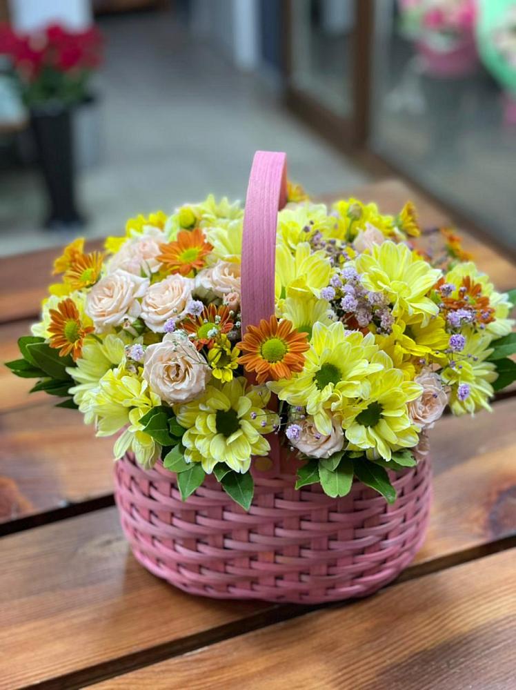 Цветочная композиция из Хризантемы и Розы в корзине в Старое