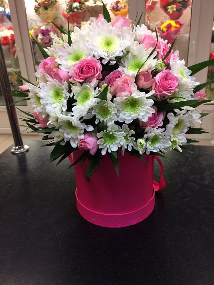 Цветочная композиция из Розы и Хризантемы в шляпной коробке в Старое