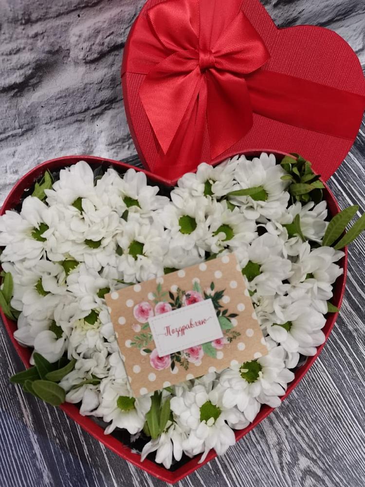 Цветочная композиция из Хризантемы в виде сердца в Старое