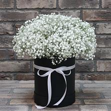Цветочная композиция из Гипсофила в шляпной коробке в Старое