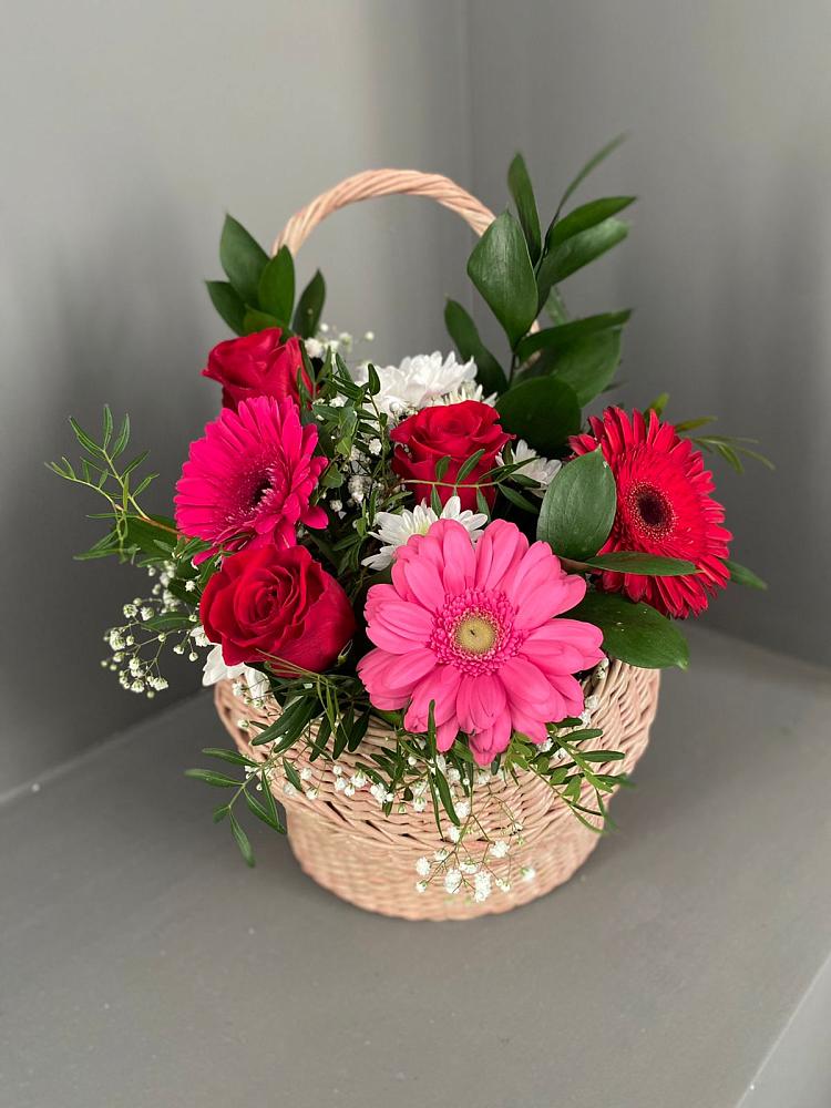 Цветочная композиция из Розы, Хризантемы и Герберы в корзине в Старое