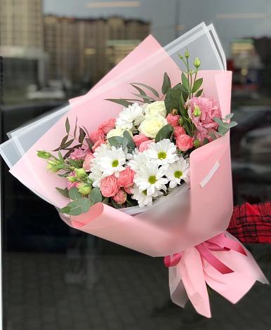 Букет цветов из: Розы, Лизиантусы и Хризантемы в Старое
